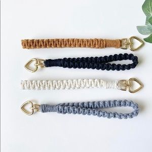 ONE MACRAME WRISTLET